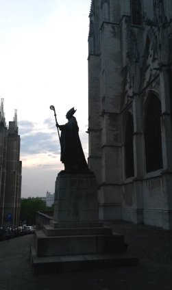 Contre-jour photograph of Cardinal Mercier’s statue in Brussels — photo by Yves